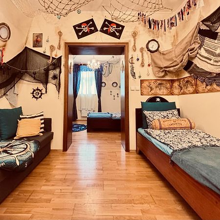 Pirate Family, Theme Room, Free Parking การ์โลวีวารี ภายนอก รูปภาพ