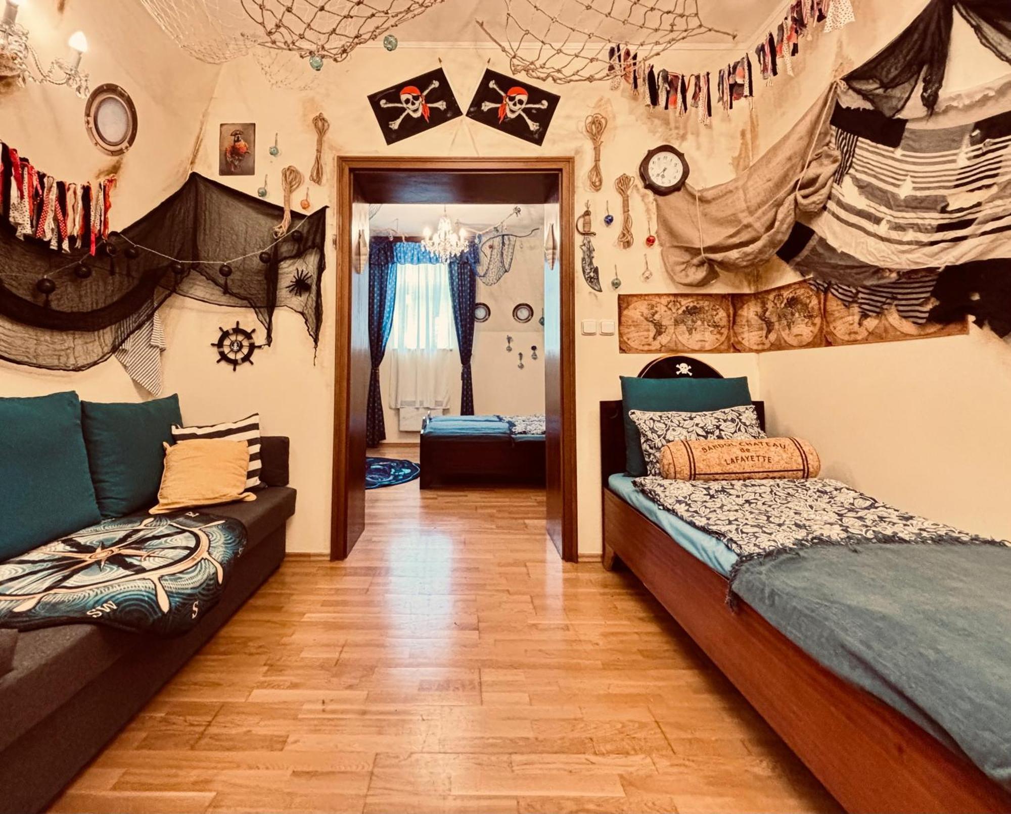 Pirate Family, Theme Room, Free Parking การ์โลวีวารี ภายนอก รูปภาพ